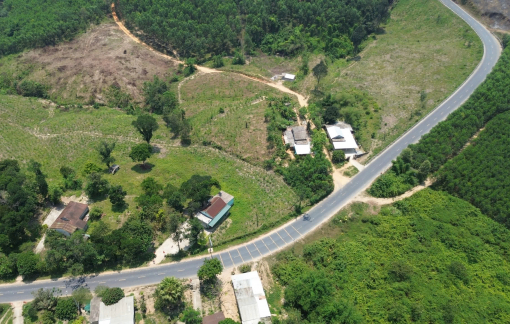 Quốc lộ 49 từ Huế đi A Lưới thông thoáng trước giờ cấm "hung thần xa lộ" di chuyển ban ngày