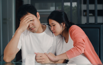 Vợ chồng cùng nhau vượt cú sốc giá vàng