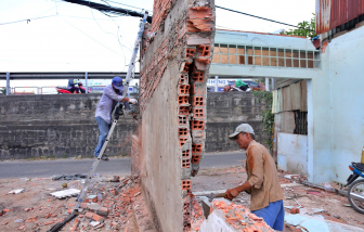 Người dân TPHCM bắt đầu tháo dỡ nhà, nhường mặt bằng mở rộng Quốc lộ 13