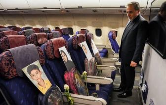 Iran mang di ảnh của các học sinh bị Mỹ không kích đến bàn đàm phán