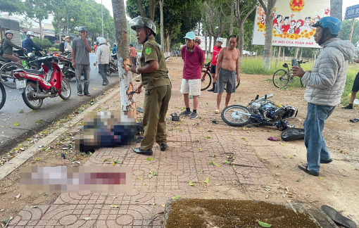 Xe máy tông vào gốc cây bên đường, 3 người thương vong