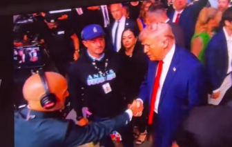 Tổng thống Donald Trump đi xem đấu võ khi cuộc đàm phán giữa Mỹ, Iran diễn ra căng thẳng