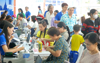 Vé bay đắt, du khách tự đi gần hoặc mua tour ngoại