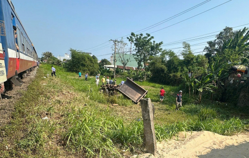 Băng qua lối đi tự mở, xe công nông va chạm với tàu SE9 khiến 3 người thương vong