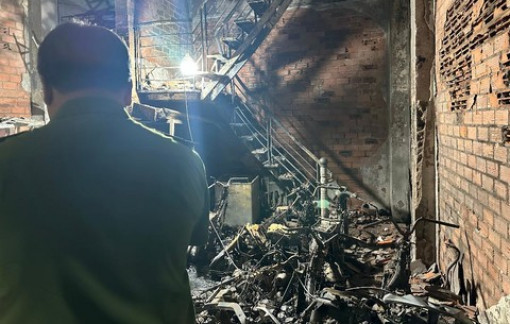 Cảnh sát lao vào ‘biển lửa’ cứu người trong vụ cháy nhà trọ sáng nay