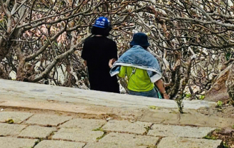 Chạnh lòng nhìn vợ chồng người ta nắm tay nhau