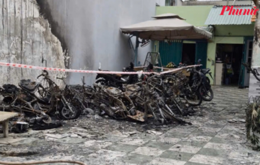 Cháy dữ dội trong khu dân cư TPHCM, hàng loạt xe máy bị thiêu rụi