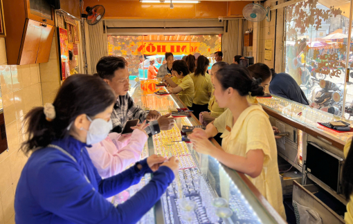 Giá vàng giảm gần 1 triệu đồng/lượng