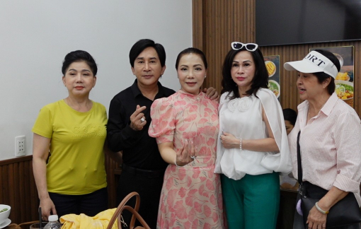 Quán phở của Kim Tử Long "ghi điểm" với NSƯT Cẩm Tiên ngay ngày khai trương