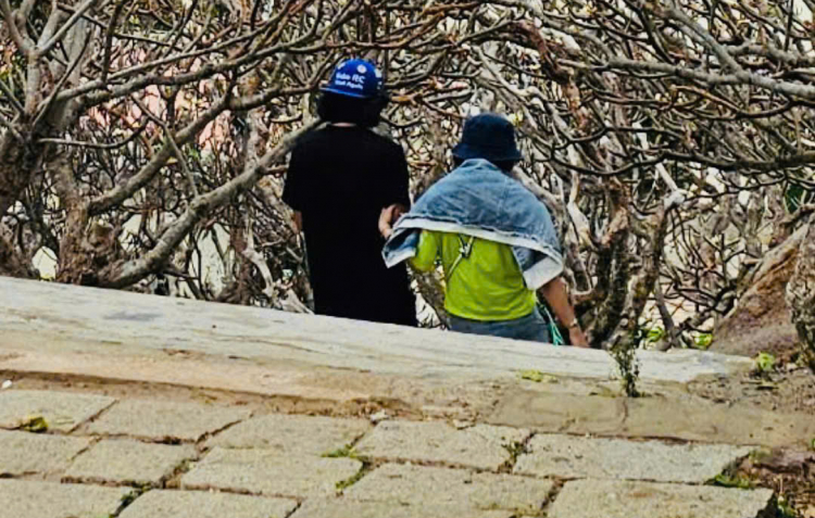 Chạnh lòng nhìn vợ chồng người ta nắm tay nhau