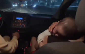 Cảnh sát giao thông ở Hà Nội dùng xe chuyên dụng mở đường đưa bé 7 tháng tuổi đến bệnh viện