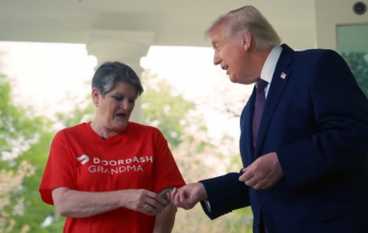 Tổng thống Donald Trump boa 100 USD cho nhân viên giao đồ ăn nhanh đến Nhà Trắng