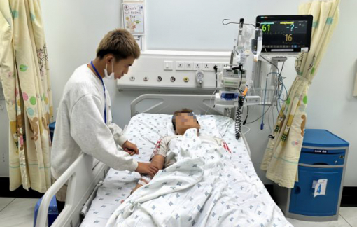 Đang khỏe mạnh thiếu niên 15 tuổi đột ngột yếu, liệt tay chân