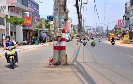 Điện lực TPHCM lên tiếng về hàng trụ điện đứng giữa đường Nguyễn Thị Định
