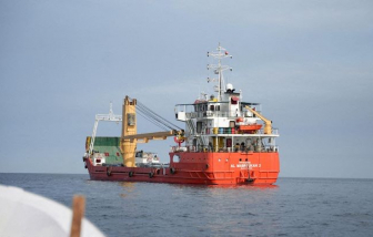 Một số tàu vẫn đi qua eo biển Hormuz dù Mỹ áp lệnh phong tỏa