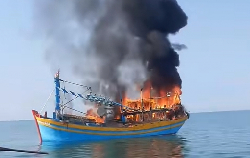 Cháy tàu cá chở 21 thuyền viên ở ngoài biển Phan Thiết