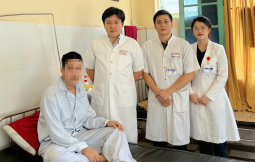 Cứu sống bệnh nhân tâm thần nuốt 3 bàn chải đánh răng vào bụng