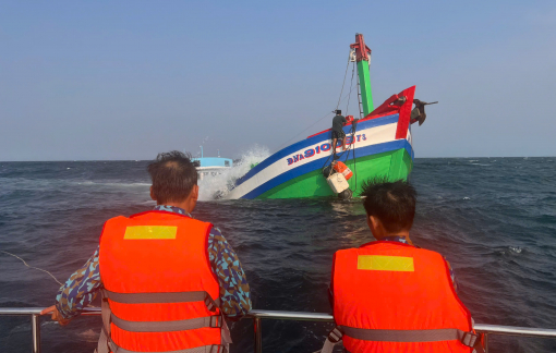 Tàu cá bị chìm, Hải đội Biên phòng Đà Nẵng cứu kịp thời 2 ngư dân