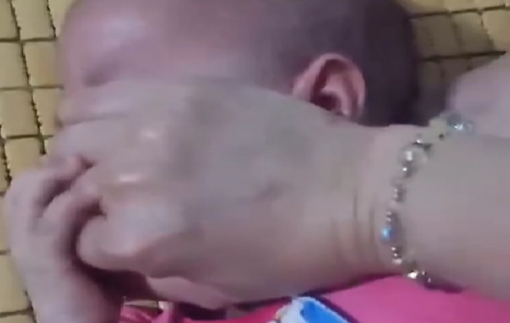 Xác minh clip người phụ nữ dùng tay bịt chặt miệng, mũi của bé gái 1 tuổi