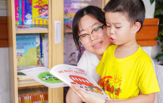 Bệnh nhi thoải mái đọc sách, tô màu truyện cổ tích sau giờ khám bệnh