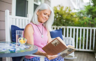 Đọc sách và học tập suốt đời giúp giảm đến 38% nguy cơ mắc bệnh Alzheimer