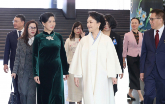 Phu nhân Ngô Phương Ly và bộ áo dài nhung xanh gây ấn tượng mạnh tại Bắc Kinh