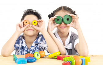 Trẻ em khó tìm được vàng trong bãi rác khổng lồ