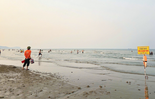 Cứu 2 anh em 11 tuổi bị sóng cuốn ra xa ở biển Cửa Lò