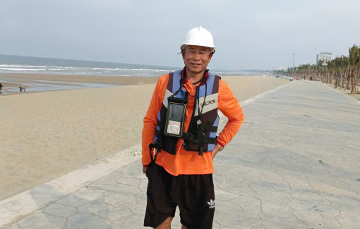 Giây phút nghẹt thở cứu 2 cháu bé bị sóng cuốn trên biển