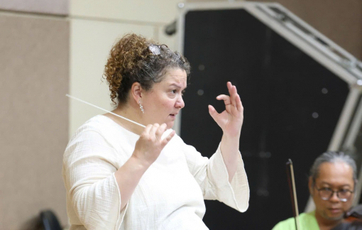 Nữ nhạc trưởng chỉ huy dàn nhạc bế mạc Olympic Paris 2024 đến TPHCM