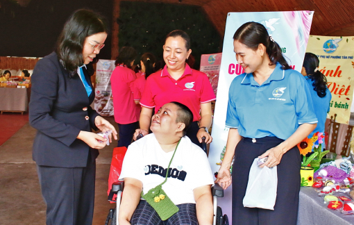 Tôn vinh những “vầng trăng khuyết”