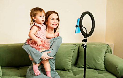 Tuổi thơ của con - phương tiện kiếm tiền của mẹ