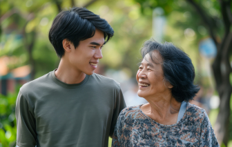 Nằng nặc đòi lấy vợ hơn tuổi, giờ mới thấm