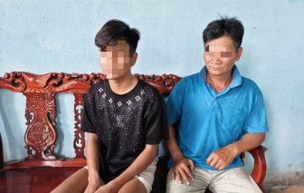 2 thiếu niên bị hơn 10 người đập phá xe máy, chém gây thương tích