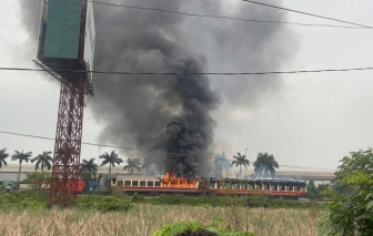 Tàu lửa đang di chuyển bất ngờ bốc cháy tại Hải Phòng