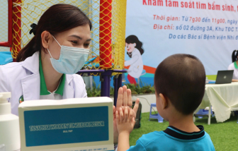 Hàng ngàn người đi khám sức khỏe miễn phí ở TPHCM