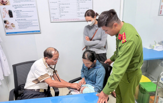 Bé trai sơ sinh còn nguyên dây rốn bị bỏ rơi gần đập nước