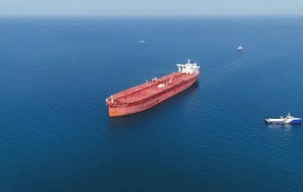 Các tàu chở dầu tranh thủ qua eo biển Hormuz