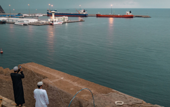 Iran bất ngờ đóng cửa lại eo biển Hormuz