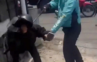 Mời làm việc tài xế xe ôm công nghệ cầm gậy 3 khúc đánh người giữa đường