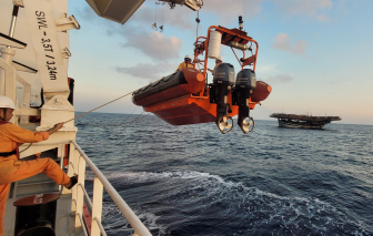 Tàu cứu nạn xuyên đêm chở bác sĩ ra vùng biển đặc khu Hoàng Sa cứu ngư dân  đột quỵ