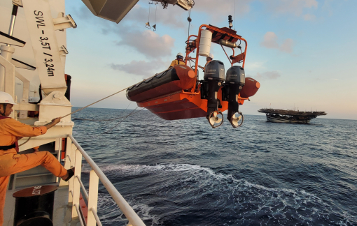 Tàu cứu nạn xuyên đêm chở bác sĩ ra vùng biển đặc khu Hoàng Sa cứu ngư dân  đột quỵ