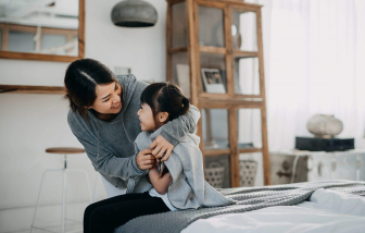 Mẹ đơn thân có nên chủ động sinh thêm để con có chị có em?