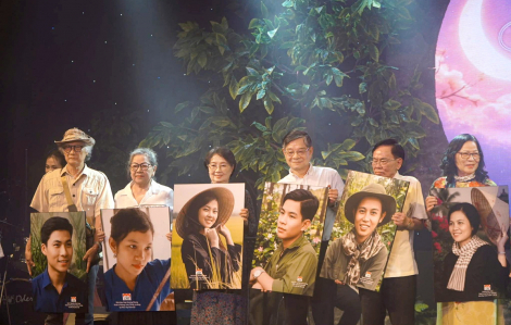 Đánh thức ký ức từ những vần thơ