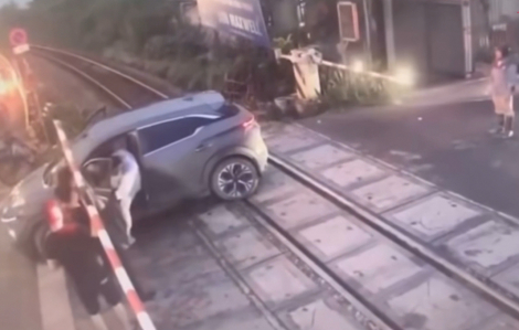 Hà Nội: Tàu hoả tông ô tô, tài xế thoát nạn trong gang tấc