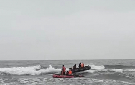 Hơn 200 người tìm kiếm kỹ sư 30 tuổi mất tích khi tắm biển ở Hà Tĩnh