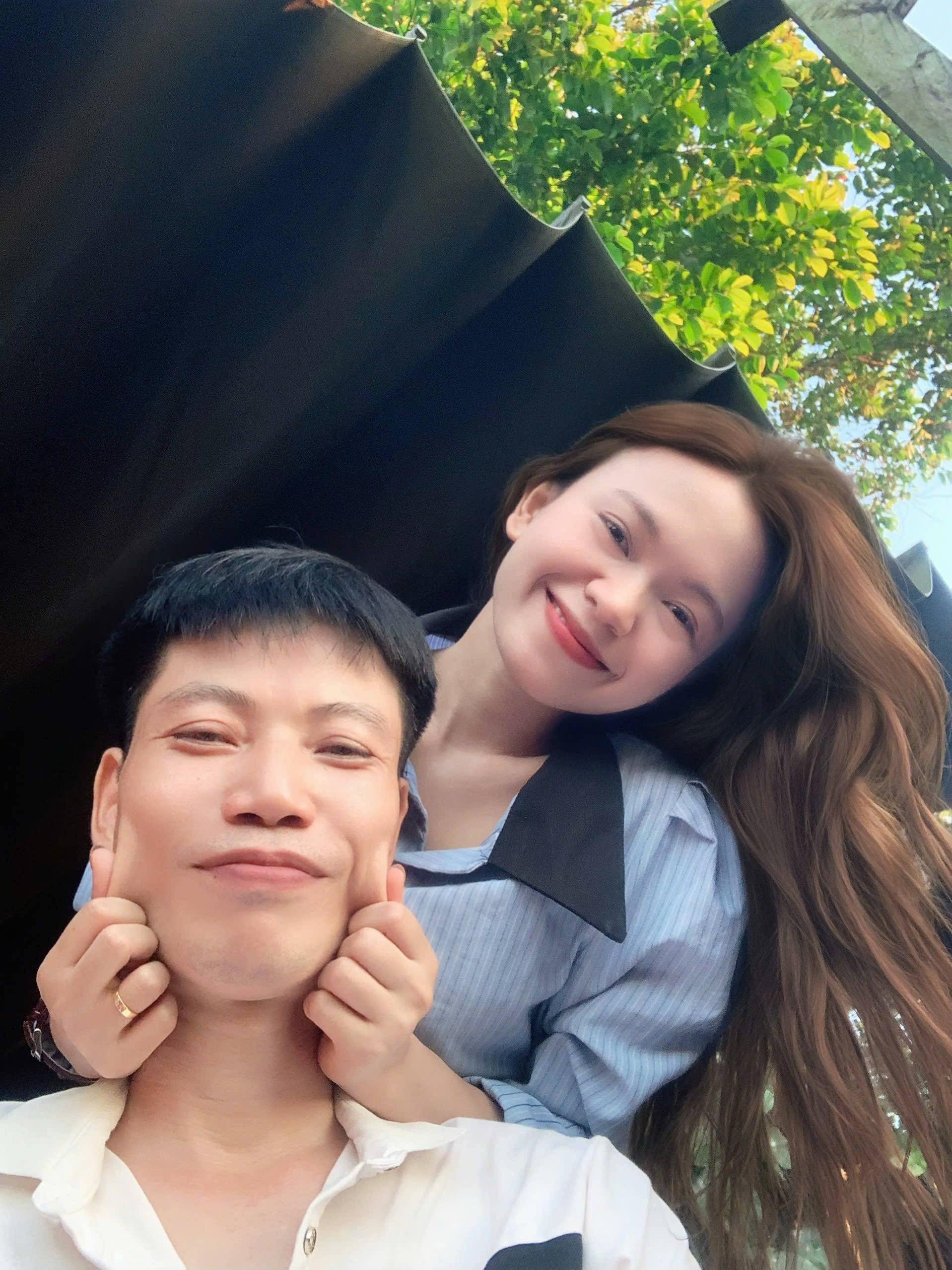 Tháng 7/2022, khi Thim tốt nghiệp ra trường. Cả hai có dịp gặp lại và dần dần nảy sinh tình cảm.