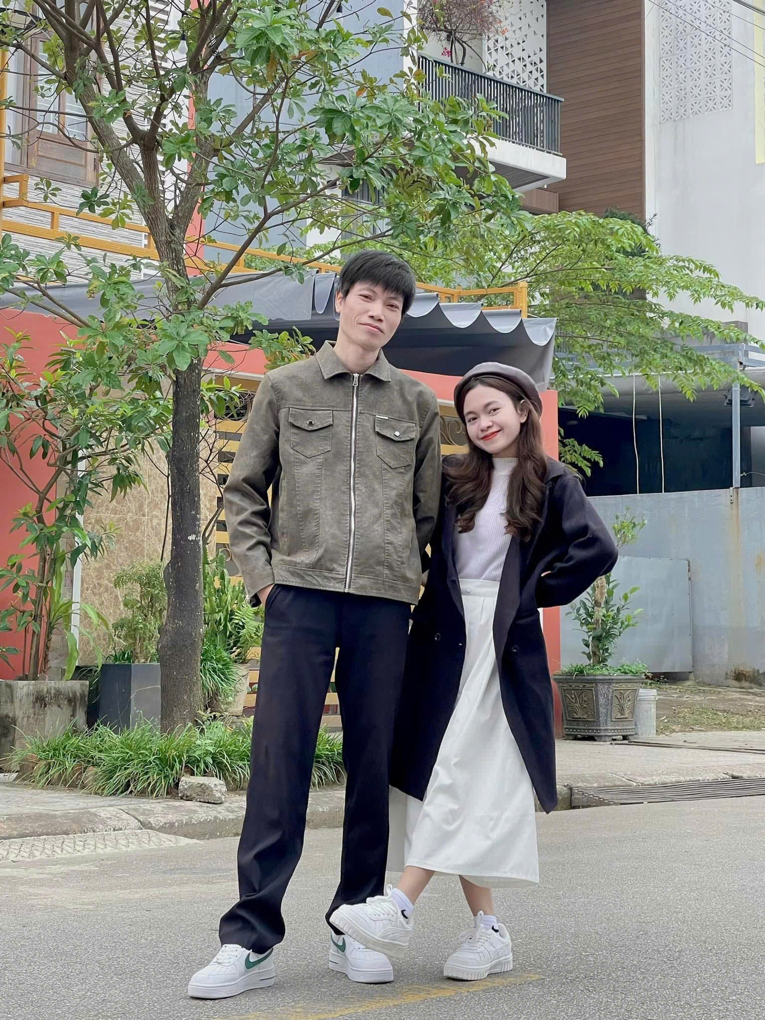 Khi công khai tình cảm, cả hai cũng nhận ít nhiều lời bàn tán chỉ vì chênh lệch tuổi tác. Thim cho biết, mọi người đang thấy trên mạng đó chỉ là 1 phần trong câu chuyện.