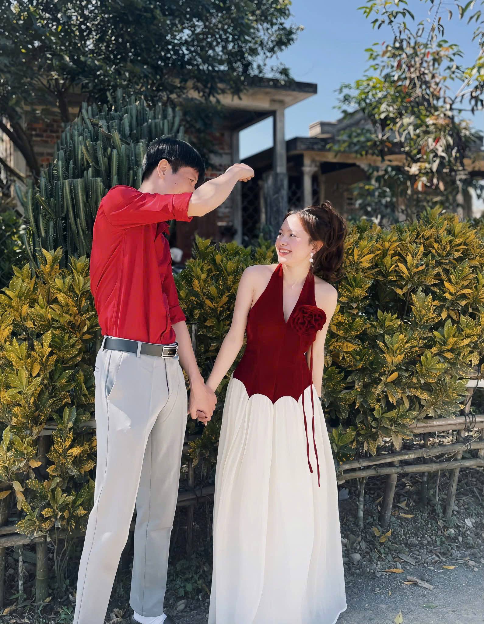 Sự tinh tế của thầy được gói ghém trong những cử chỉ quan tâm, chăm sóc dành cho vợ. Đối với Thim, thầy không chỉ là người thương, mà còn là người dẫn lối, giúp cô vững vàng và hoàn thiện mình hơn sau mỗi ngày.