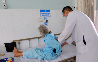 Xẹp đốt sống, bà cụ được bơm xi măng điều trị